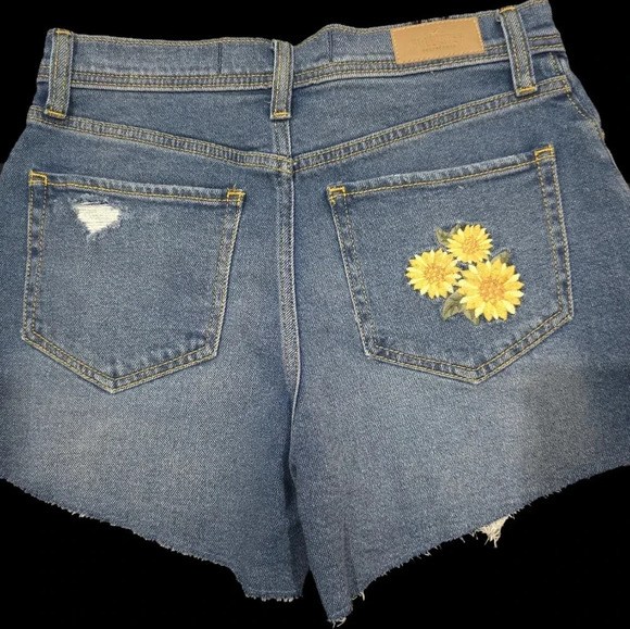 Hollister High-Waisted Distressed Denim Shorts with Sunflower Patch w26 - Picture 2 of 13